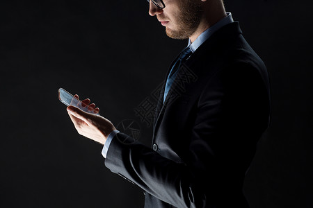 商业,人未来的技术商人与透明智能手机比黑色图片