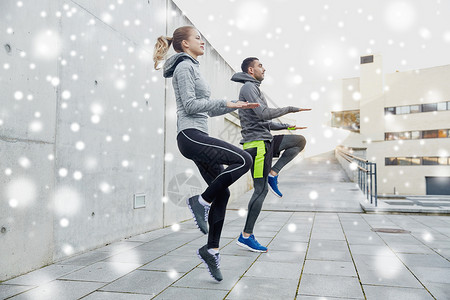 健身,运动,人,锻炼健康的生活方式快乐的男人女人跳户外雪地上图片