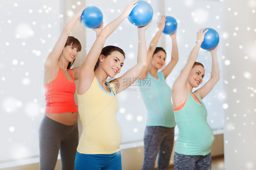 怀孕,运动,健身,人健康的生活方式群快乐的孕妇雪地上用球健身房锻炼图片