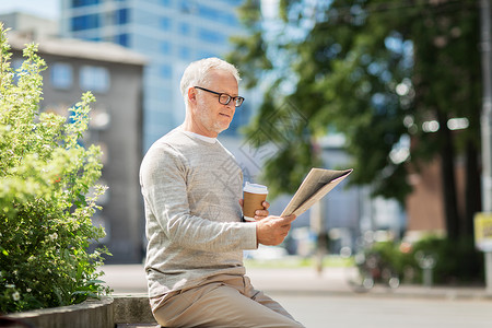 大众媒体,新闻人的老人阅读报纸喝咖啡城市图片