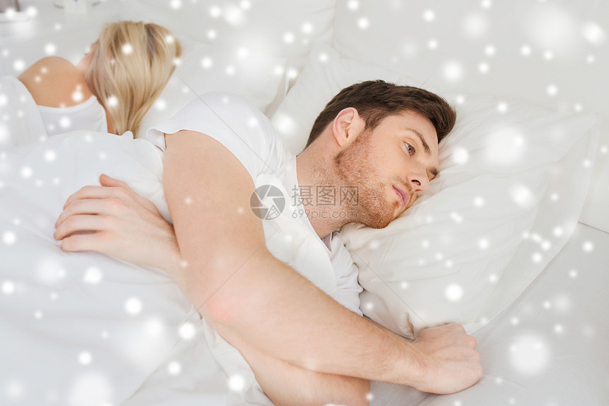 人健康睡眠障碍的夫妇躺家里的床上,轻人因雪而失眠图片