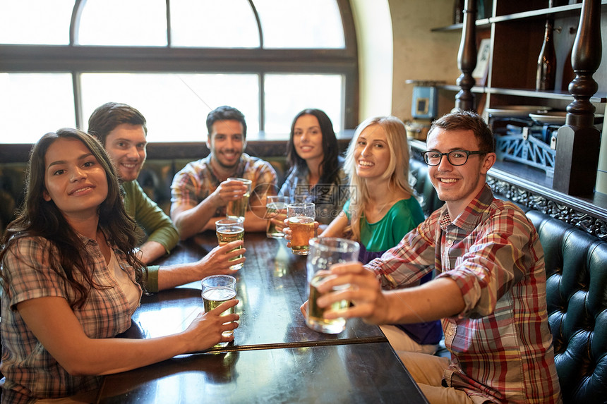 人,休闲,友谊沟通的快乐的朋友喝啤酒,酒吧酒吧聊天图片