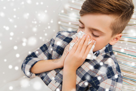 医疗保健,鼻炎,人医学密切生病的男孩流感躺床上,家里鼻子雪图片