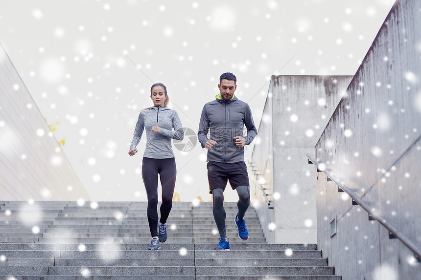 健身,运动,锻炼,人健康的生活方式的几个运动员走楼下的雪上图片
