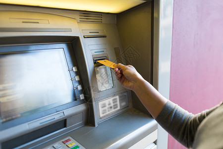 金融,金钱,银行人的密切妇女手插卡自动取款机图片