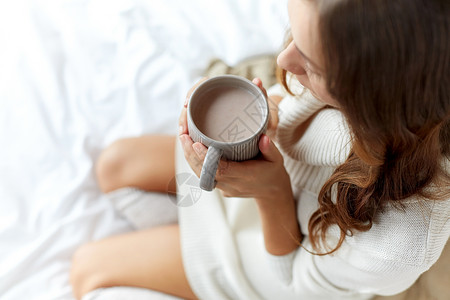 早上,舒适,冬天人们的亲密的轻女人,家里的床上喝杯咖啡可可图片