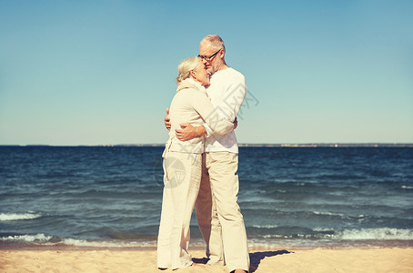 家庭,龄,旅游,旅游人的快乐的老夫妇拥抱夏季海滩图片