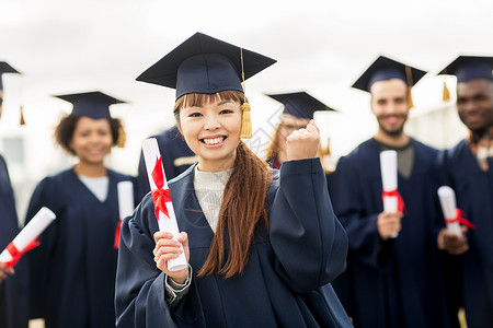 教育手势人的群快乐的国际学生穿着灰浆板学士服,毕业证书庆祝成功毕业学院高清图片素材