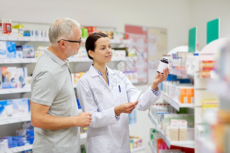 医药,药剂学,保健人的快乐药剂师高级男子客户与药物处方药店背景图片