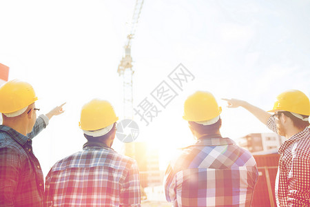 商业,建筑,队合作,发展人的群建筑工地的建筑工人后指向重机背景图片
