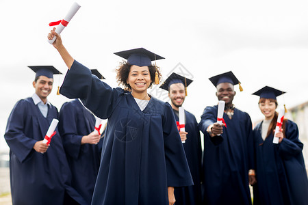 教育,毕业人的群快乐的国际学生迫击炮板学士学位礼服与文凭胜利董事会高清图片素材