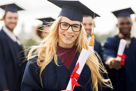 教育,毕业人的群快乐的国际学生迫击炮板学士学位礼服与文凭女人高清图片素材