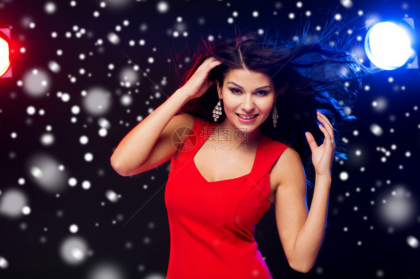人们,寒假,迪斯科,夜间生活方式休闲美丽的感女人穿着红色连衣裙夜总会雪地上跳舞图片