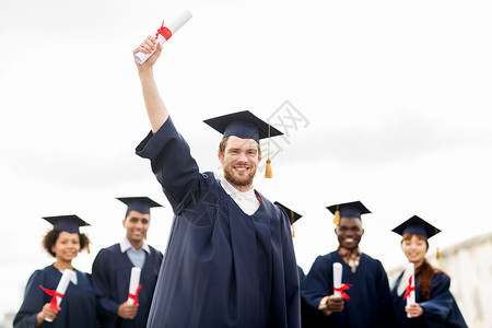 教育,毕业人的群快乐的国际学生迫击炮板学士学位礼服与文凭微笑高清图片素材