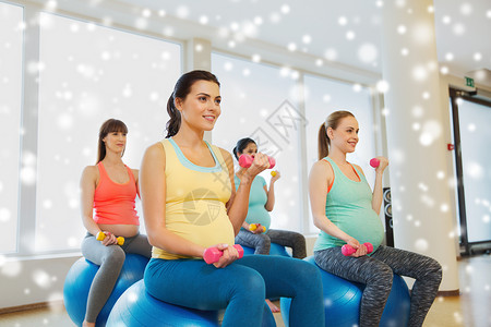 怀孕,运动,健身,人健康的生活方式快乐的孕妇哑铃运动健身房雪上的稳定球图片