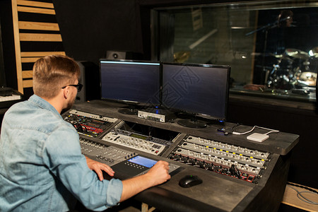 音乐,技术,人设备的人混合控制台录音棚图片