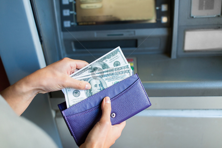 金融,货币,银行人的密切与钱包提取现金自动取款机图片