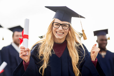 教育手势人的群快乐的国际学生穿着灰浆板学士服,毕业证书庆祝成功毕业男人高清图片素材