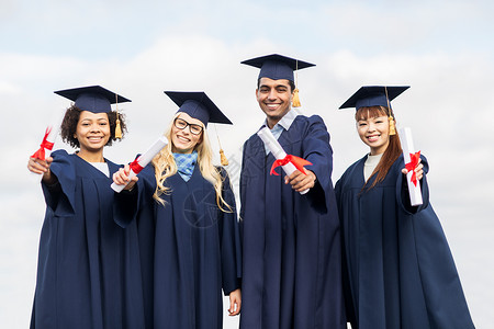 教育,毕业人的群快乐的国际学生迫击炮板学士学位礼服与文凭黑色高清图片素材