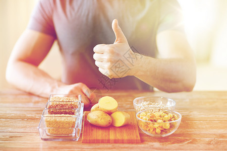 健康的饮食,饮食,手势人的靠近男的手大拇指与碳水化合物食物桌子上图片