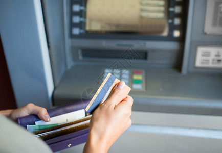信用卡现金金融,货币,银行人的密切与现金信用卡ATM机背景