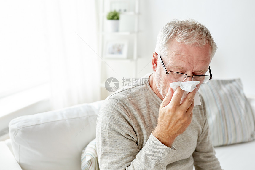 医疗保健,流感,卫生人的生病的老人用纸擦鼻涕家图片