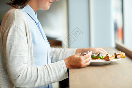 食物,晚餐,烹饪人们的女人餐厅吃加包勺子的西牙式汤高清图片