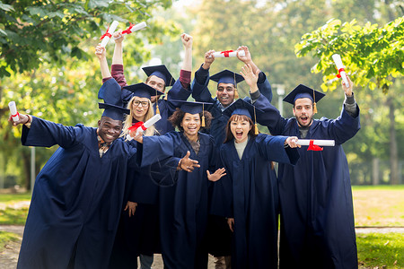 教育,毕业人的群快乐的国际学生迫击炮板学士学位礼服与文凭成功高清图片素材