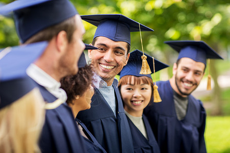 教育,毕业人的群快乐的国际学生砂浆板学士学位礼服户外印安人高清图片素材