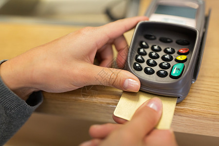 金融,金钱,技术,支付人的密切的手插入银行卡终端卡片高清图片素材