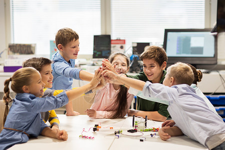 教育,儿童,技术,科学人的群快乐的孩子机器人学校建造机器人高五手势图片