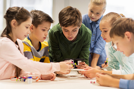 教育,儿童,技术,科学人的群快乐的孩子机器人学校的课上建造机器人图片