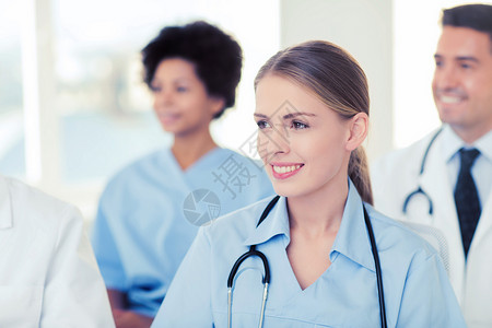 诊所,职业,人医学的快乐的女医生超过医疗会议医院图片