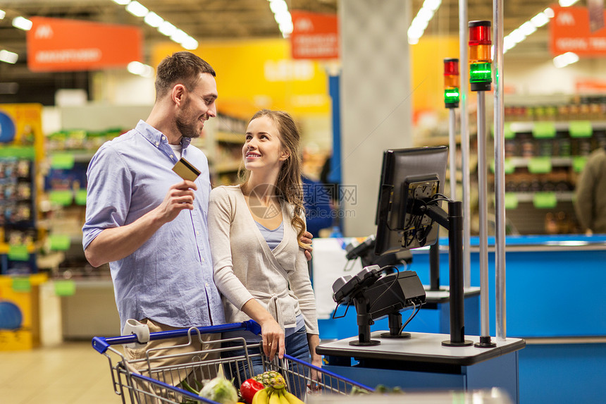 购物,销售,支付,消费主义人的幸福的夫妇与银行卡购买食品杂货店超市自助收银机图片