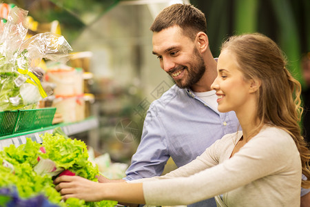 购物,食品,销售,消费主义人们的幸福的夫妇购买生菜杂货店超市图片