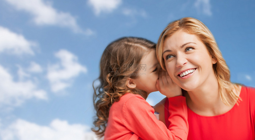 人,家庭沟通的快乐的母亲女儿蓝天背景上低声耳语图片