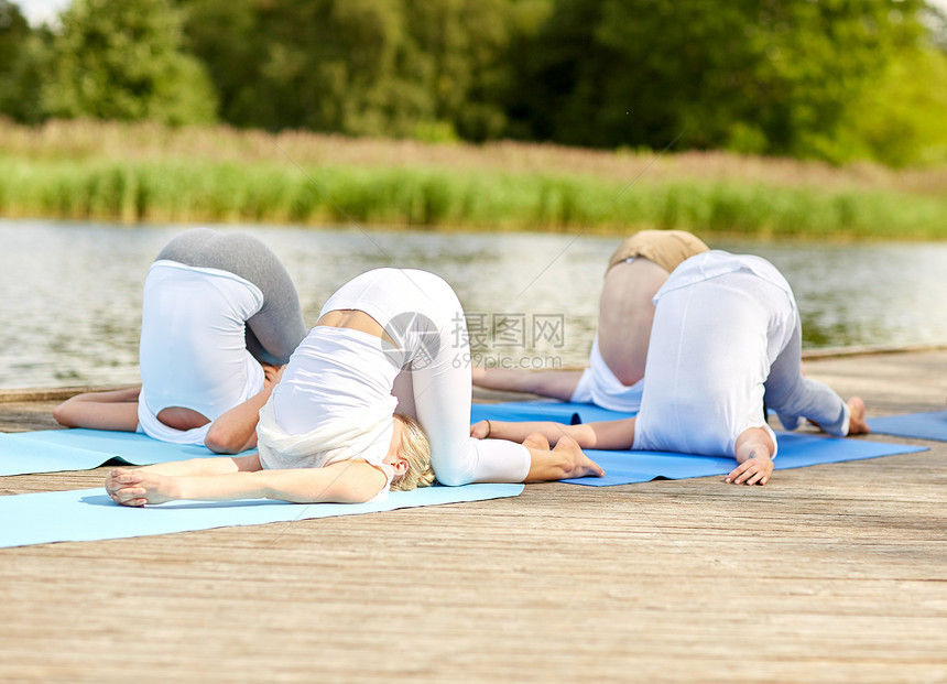 健身,运动,瑜伽健康的生活方式群人河流湖泊泊位上耳压姿势图片