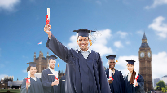 教育,毕业人的群快乐的国际学生黑板学士学位礼服与文凭伦敦背景图片