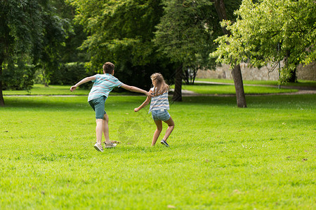 友谊,童,休闲人的群快乐的孩子朋友夏季公园玩追赶游戏跑步美丽的高清图片素材