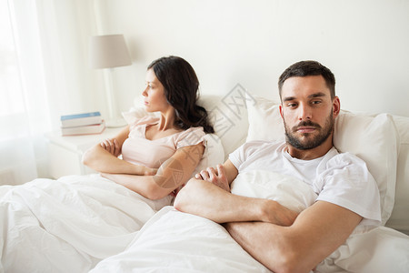 人,关系困难家庭观念幸的夫妇家里的床上发生冲突图片