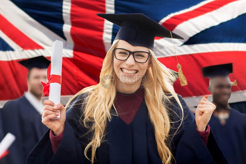 教育手势人的群快乐的国际学生穿着沙黑板学士学位礼服,英国背景下庆祝成功毕业图片