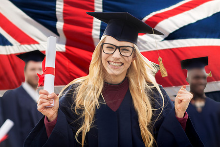 教育手势人的群快乐的国际学生穿着沙黑板学士学位礼服,英国背景下庆祝成功毕业胜利高清图片素材