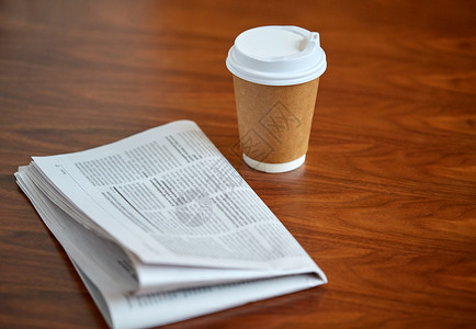 休息,大众媒体新闻咖啡饮料纸杯报纸桌子上图片