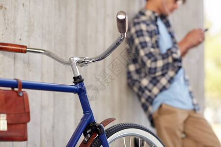车辆,人生活方式人与固定齿轮自行车街上图片