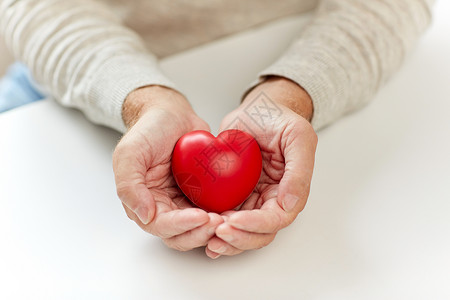 情人节,爱,慈善,捐赠人的亲密的老人与红心手图片