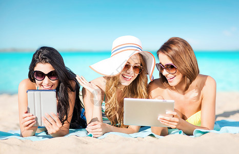 日光浴女孩暑假,技术,人,旅游互联网的快乐的轻女穿着比基尼与平板电脑日光浴异国情调的热带海滩海滨背景背景
