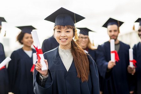 教育,毕业人的群快乐的国际学生迫击炮板学士学位礼服与文凭纸张高清图片素材