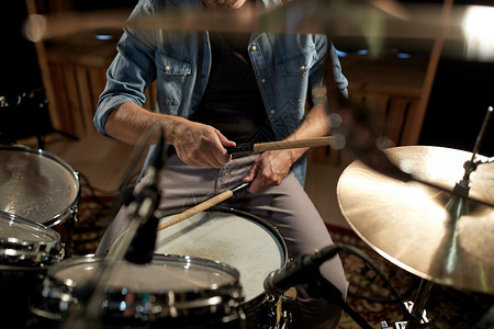音乐,人,乐器娱乐活动男音乐家与鼓槌演奏鼓钹音乐会工作室图片
