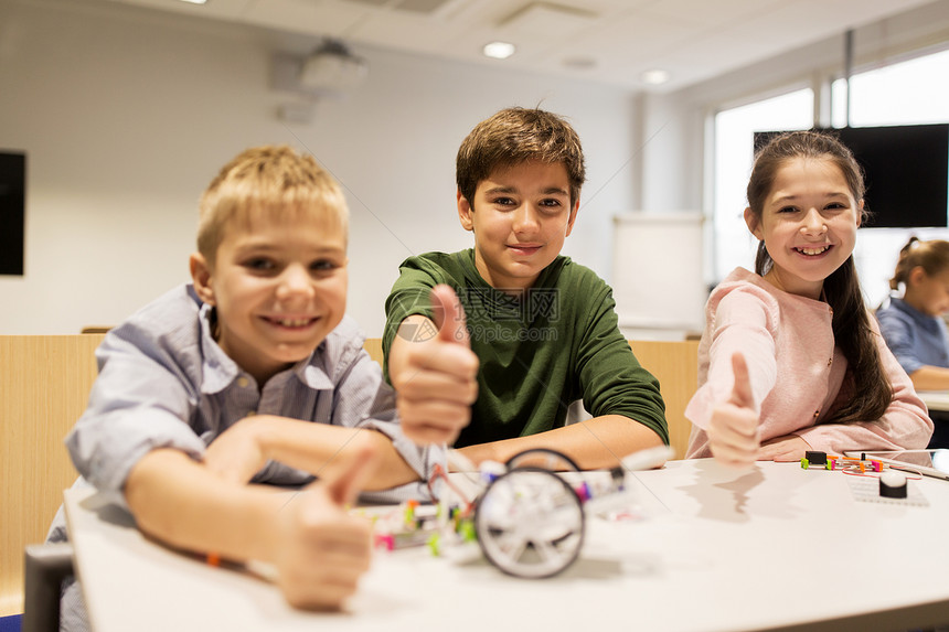 教育,儿童,技术,科学人的群快乐的孩子机器人学校的课上建造机器人,并竖大拇指图片