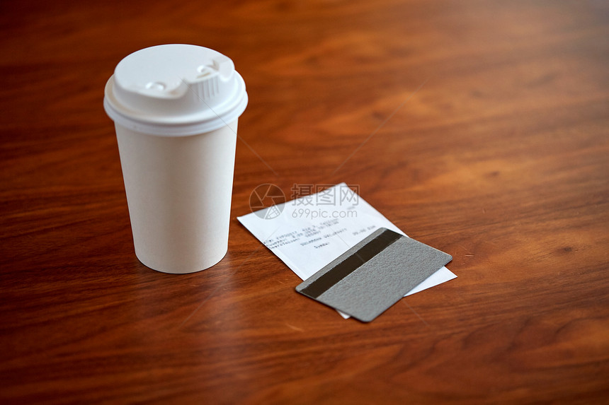 支付消费主义咖啡饮料纸杯,账单信用卡桌子上图片